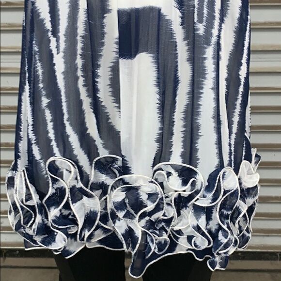 🛍️Papillon top black and white with design at hem - Picture 4 of 8